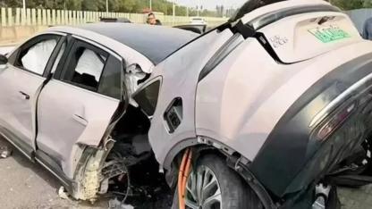 Dev firmanın elektrikli aracı kazada ikiye bölündü