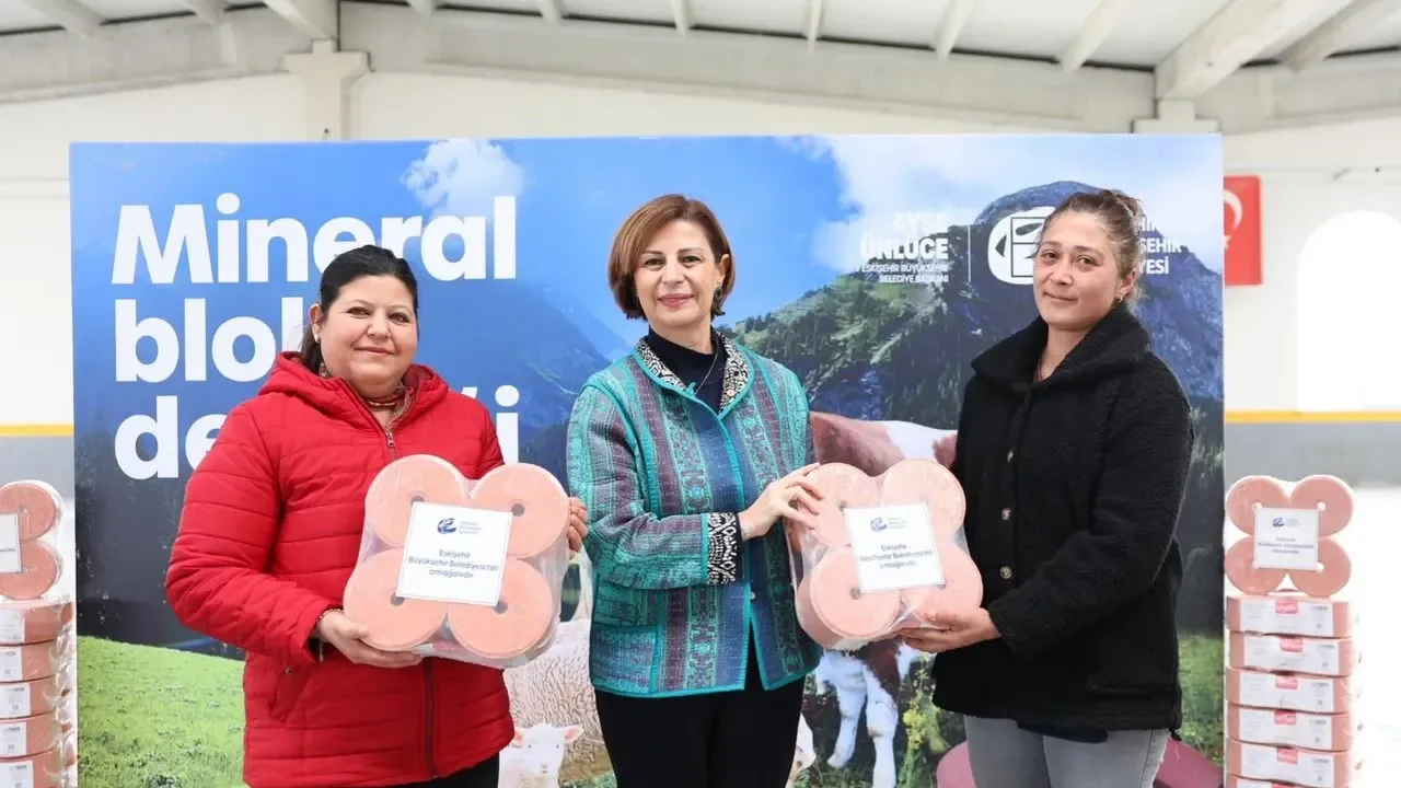 Eskişehir Büyükşehir Belediyesi’nden Hayvancılığa Destek: 15 Ton Mineral Blok Dağıtıldı