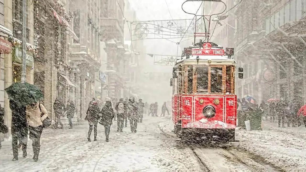 İstanbul&#039;a kar yağışı geliyor! AKOM merak edilen tarihi verdi