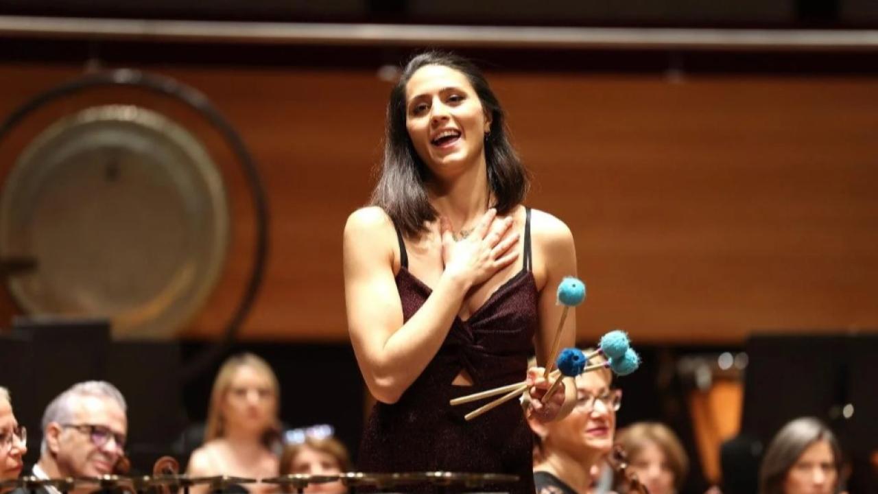 İzmir Devlet Senfoni Orkestrası’na tencere ve tava ile eşlik etti