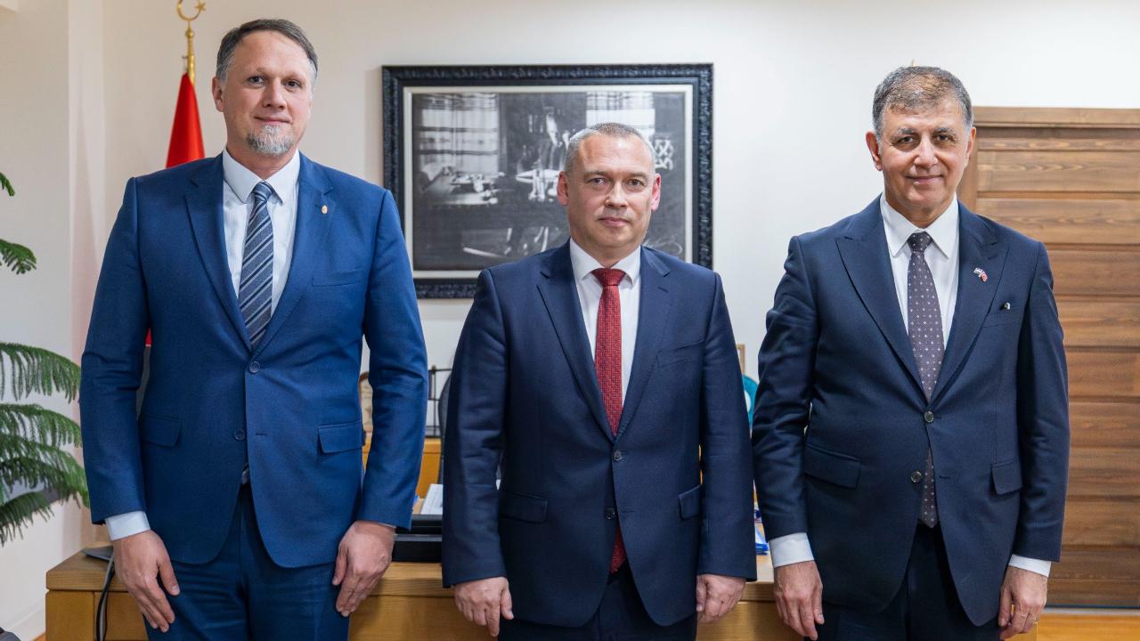 İzmir ile Macaristan arasında “kardeş kent” adımı: Başkonsolos Keller’den Başkan Tugay’a ziyaret