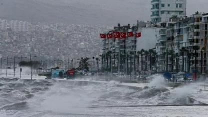 İzmir Valiliği yarın için uyardı: Deniz ulaşımı aksayabilir