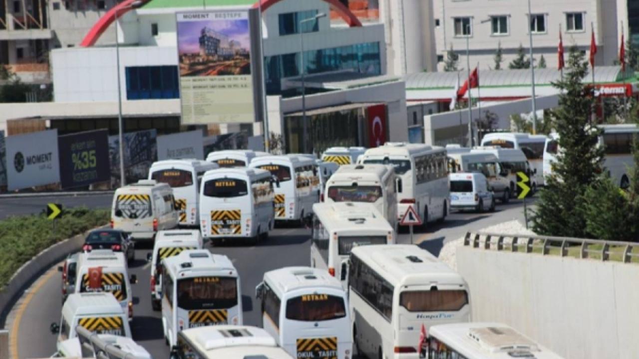 İzmir’de Trafik Çilesi Büyüyor: Servis Talebi Azaldı, Araç Yoğunluğu Arttı