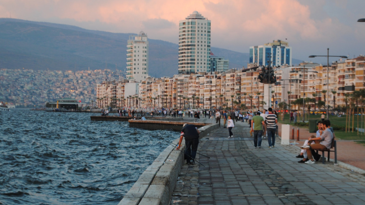 İzmir&#039;de yürüyerek keşfedeceğiniz 7 mahalle