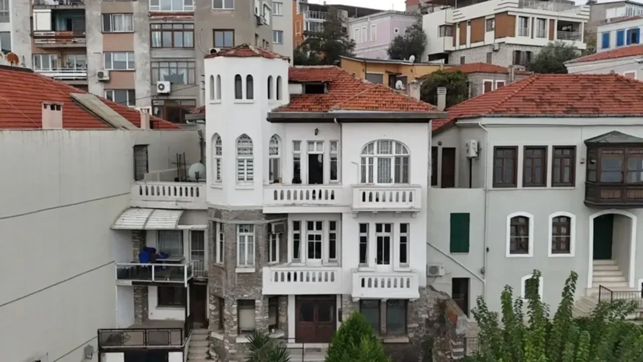 İzmir'deki tarihi yapılar sahiplerini bekliyor
