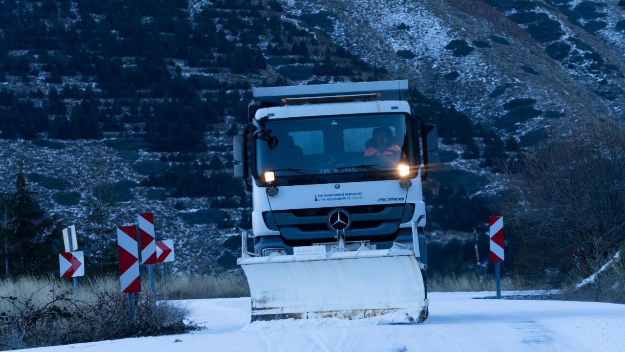 İzmir’in Yüksek Kesimleri Beyaza Büründü: Karla Mücadele Ekipleri Teyakkuzda