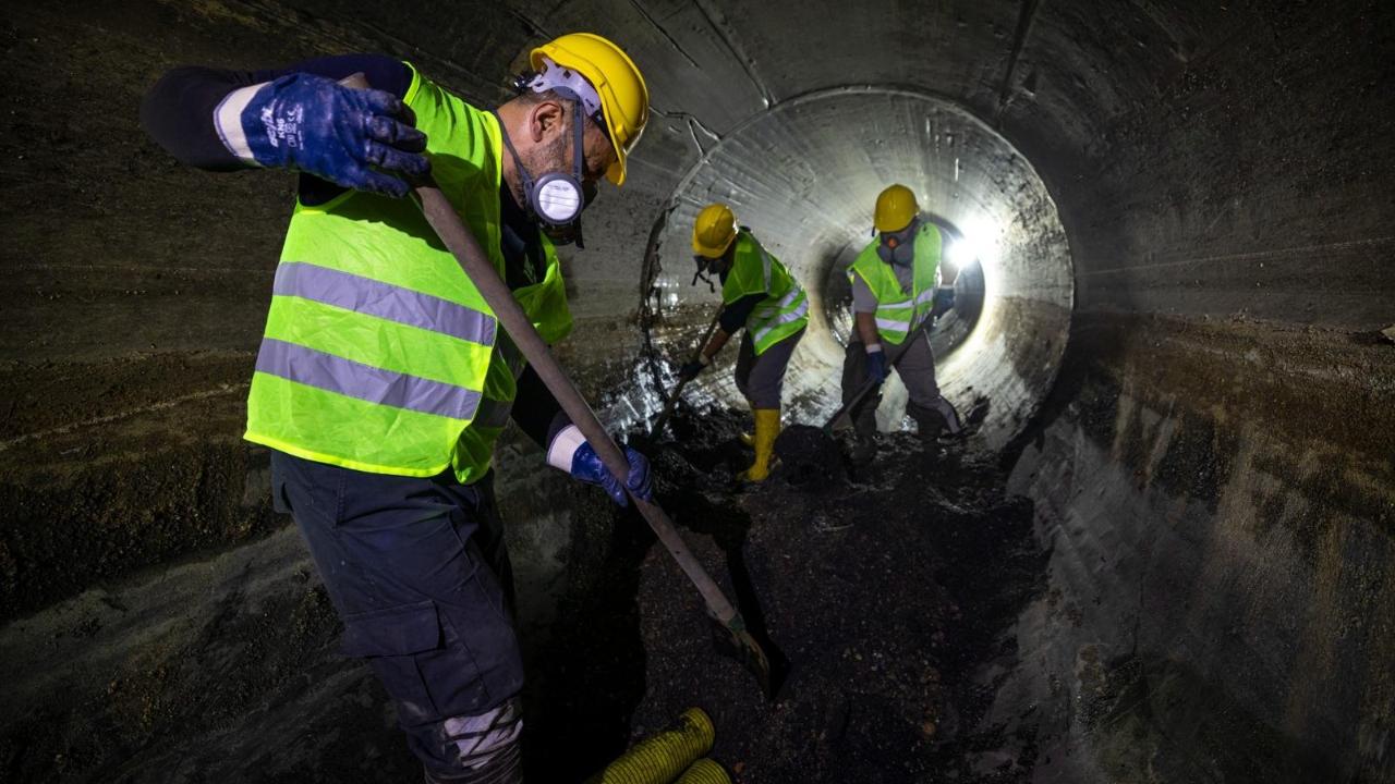 İZSU’dan Büyük Kanal’da 7/24 temizlik çalışması