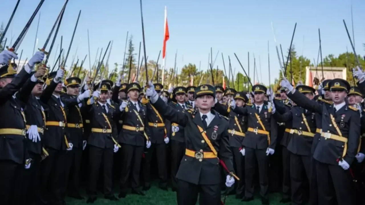 Mahkeme, teğmenlerin kılıçlı yemin töreni için son sözü söyledi