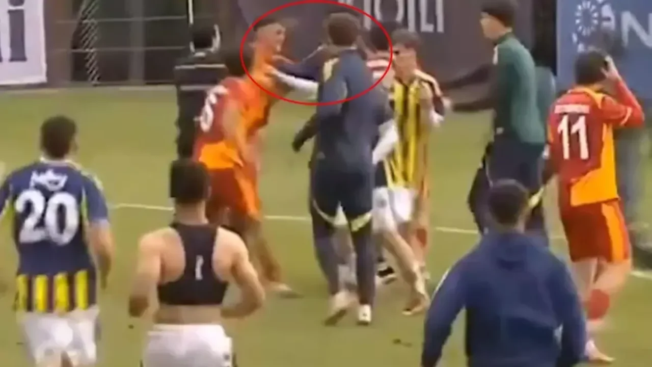 U19 Paf Ligi&#039;nde Fenerbahçe-Galatasaray derbisinde yumruklar havada uçuştu