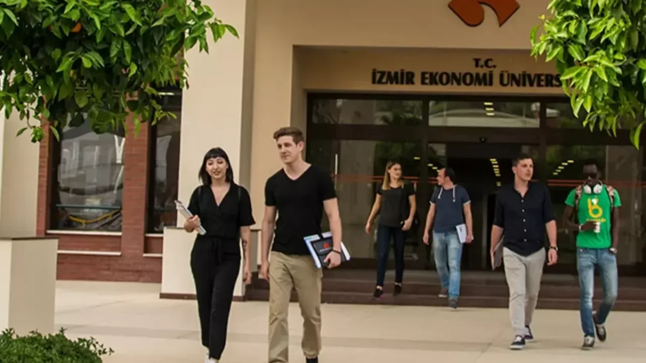 İzmir Ekonomi Üniversitesi’nde veri sızıntısı skandalı: Kadın öğrencilerin fotoğrafları oylamaya açıldı