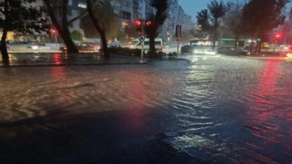 İzmir sağanakla uyandı: Birçok yer göle döndü