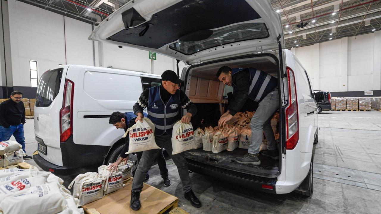 İzmir’de Dayanışma Başladı: 24 Bin Haneye Kahvaltı Paketi Ulaştırılıyor