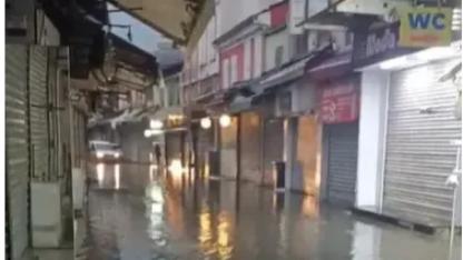 İzmir’de Sağanak Hayatı Felç Etti: Kemeraltı Yine Sular Altında