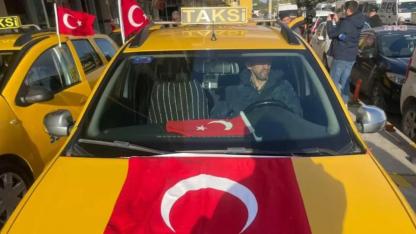 İzmir'de taksicilerden Türk bayraklarıyla konvoy!