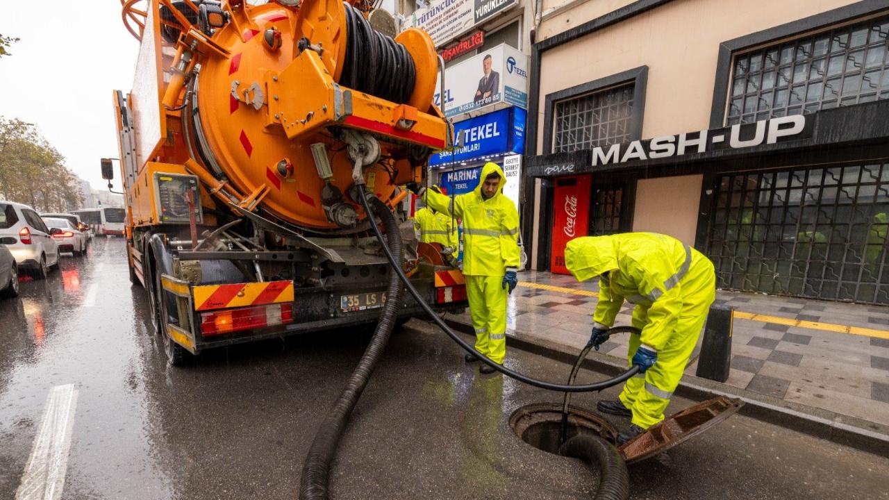 İzmir’deki sağanak nedeniyle Büyükşehir Belediyesi teyakkuza geçti