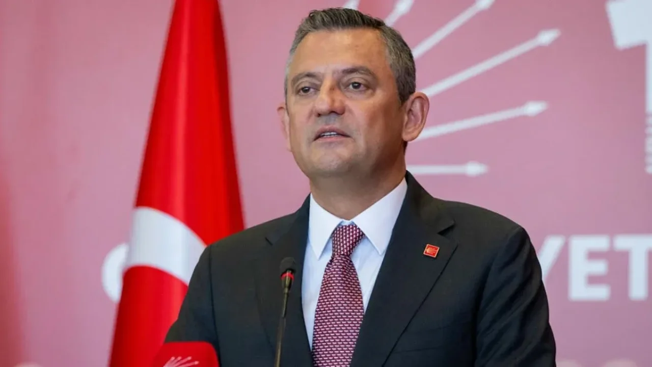 Özgür Özel’den Cumhurbaşkanı Erdoğan’ı hedef alan Yunan gazeteciye sert tepki