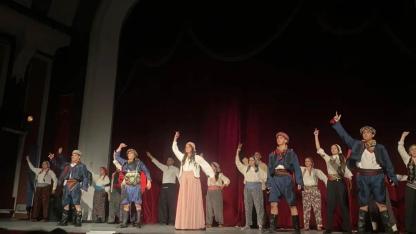 Elhamra’da Yağmura Rağmen Duygu Dolu Gece: “Mübadelede Aşk” İzleyiciyi Büyüledi