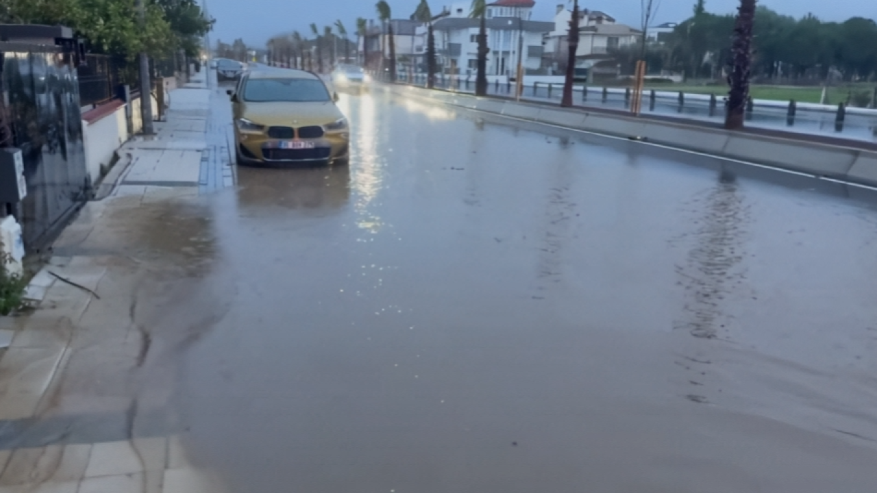 Yeni açılan yol sağanakta su altında kaldı, vatandaşlar tepki gösterdi