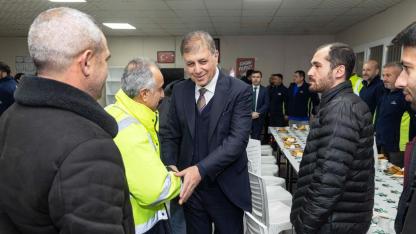 Başkan Tugay’dan park ve bahçeler emekçilerine sabah ziyareti: Sizleri ailem olarak görüyorum