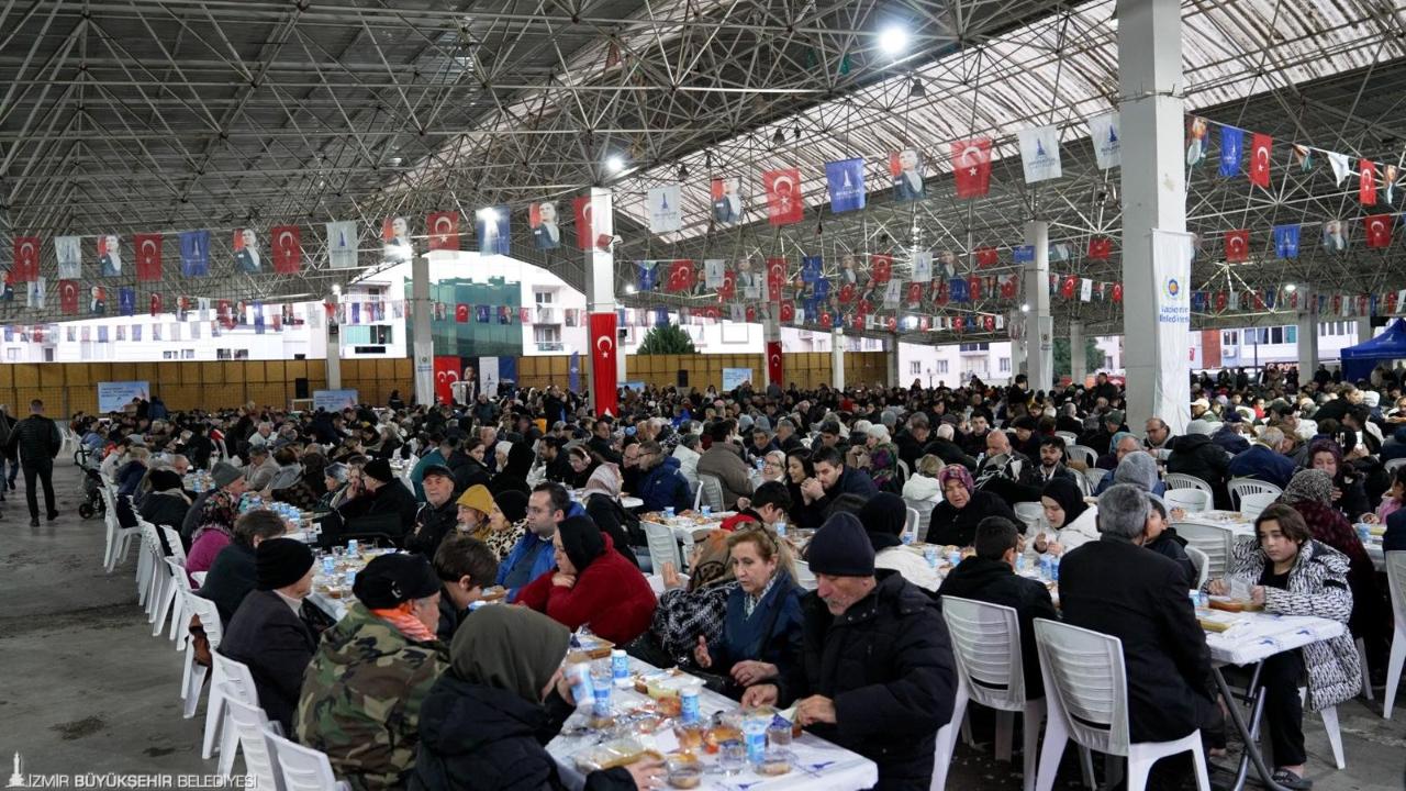 İzmir Büyükşehir Belediyesi ilk iftar sofrasını Gaziemir’de kurdu