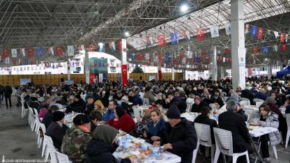 İzmir Büyükşehir Belediyesi ilk iftar sofrasını Gaziemir’de kurdu