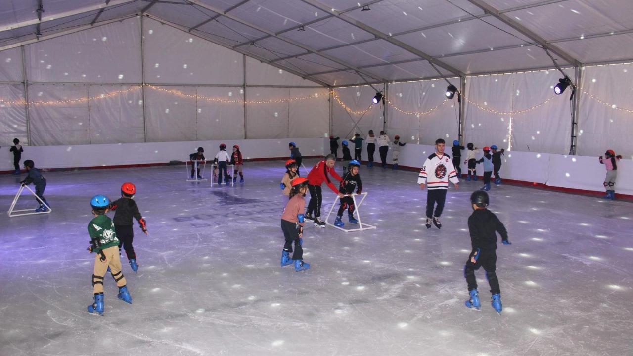 İzmir Büyükşehir’den 1500 öğrenciye buz pisti deneyimi