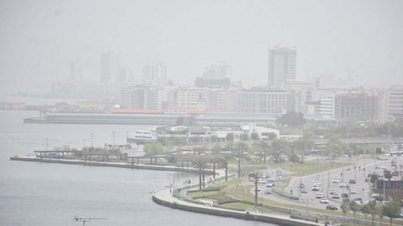 İzmir Valiliği’nden toz taşınımı uyarısı: Çamur şeklinde yağış bekleniyor