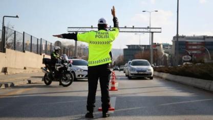 İzmir’de elektrik direkleri devrildi: Trafik kilitlendi, çalışmalar sürüyor