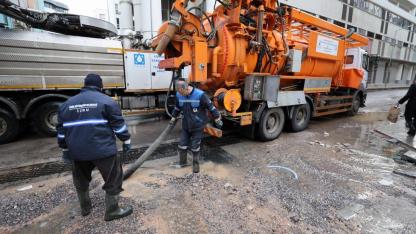 İzmir’de sağanak yağış bu gece de sürdü: Büyükşehir 412 iş makinesi ve 1365 personelle sahadaydı