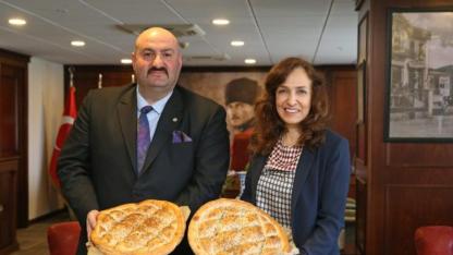 Karşıyaka’da Ramazan Dayanışması: Askıda Pide ve 3 Bin Aileye Alışveriş Çeki