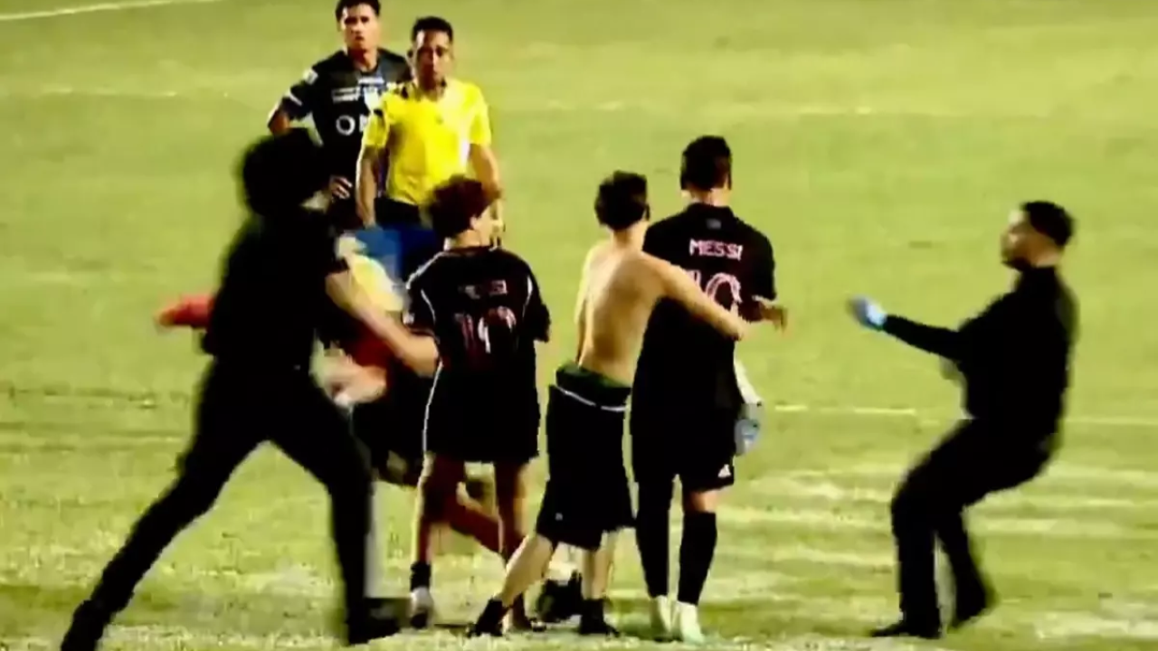 Sahaya giren taraftar Lionel Messi’yi yere düşürdü