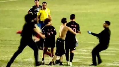 Sahaya giren taraftar Lionel Messi’yi yere düşürdü