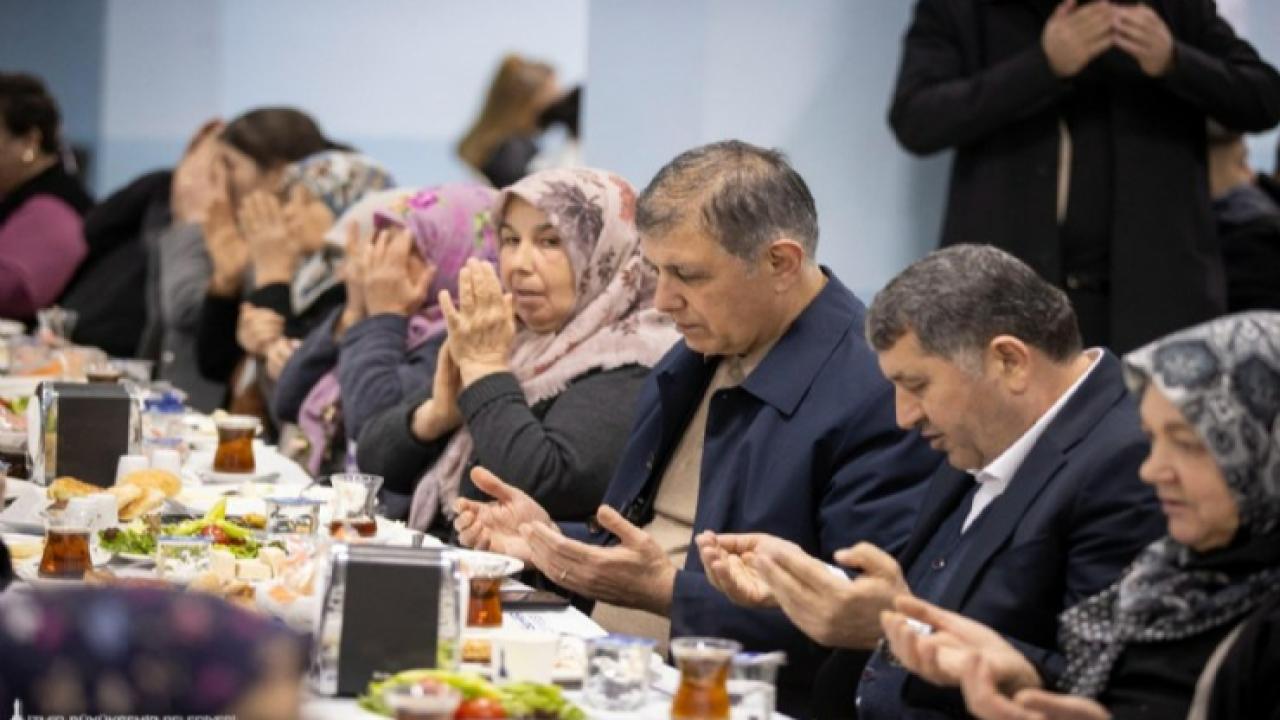 Başkan Tugay ramazanda ilçe ilçe gezdi: İftar ve sahurda vatandaşlarla buluştu