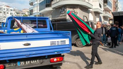 Karşıyaka’da yaya geçişini engelleyen işgallere denetim: Kaldırımlar boşaltılıyor