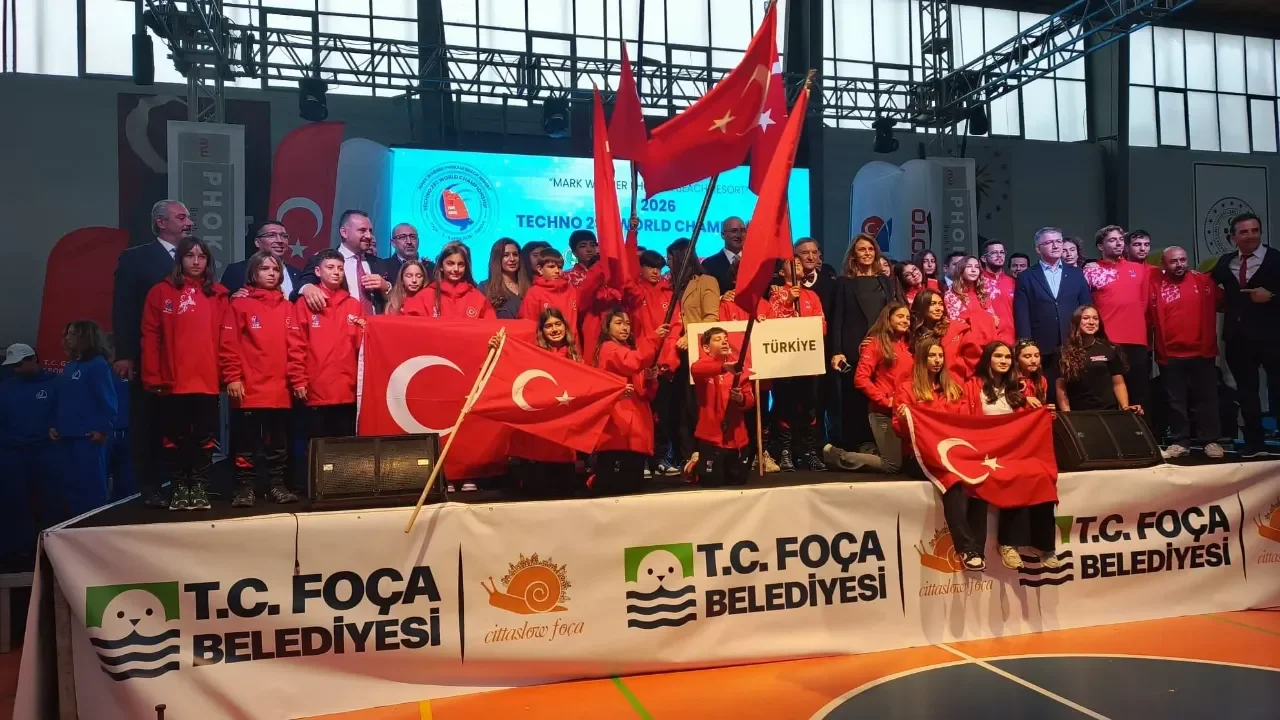 Foça’da rüzgarın ritmi başladı: Dünya Şampiyonası görkemli törenle açıldı