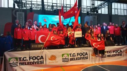 Foça’da rüzgarın ritmi başladı: Dünya Şampiyonası görkemli törenle açıldı