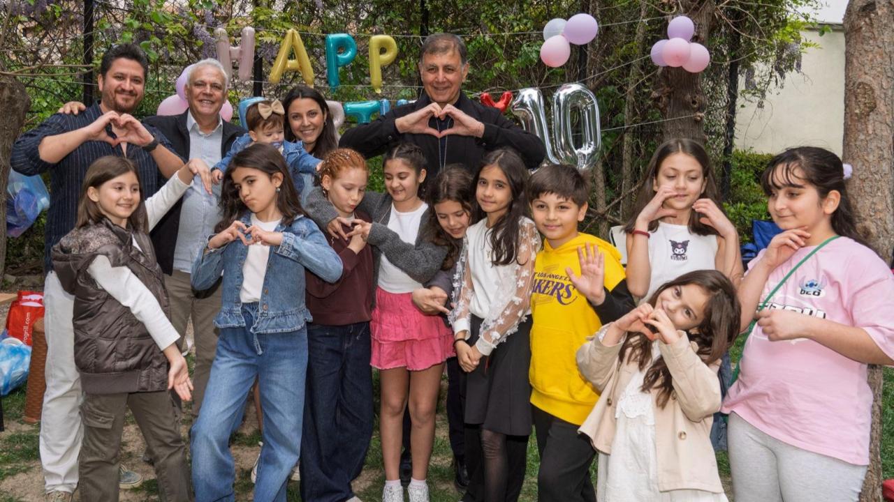 İzmir Büyükşehir Belediye Başkanı Cemil Tugay, hafta sonunu Hasanağa Bahçesi’nde vatandaşlarla bir araya gelerek geçirdi