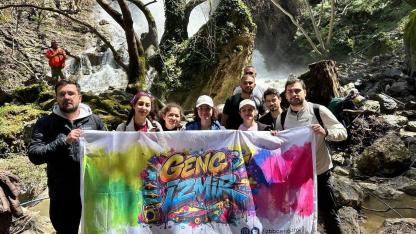 İzmir Büyükşehir Belediyesi’nin Gençlik Çalışmaları Şube Müdürlüğü koordinasyonunda düzenlenen Efes Mimas Yolu Bahar Yürüyüşü