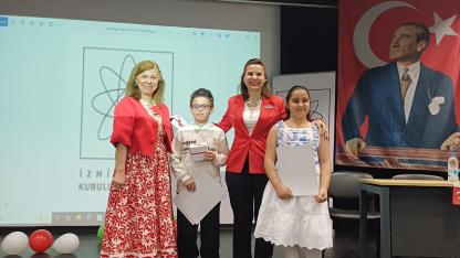 İzmir’de Geleceğin Kadın Liderleri Sahneye Çıktı