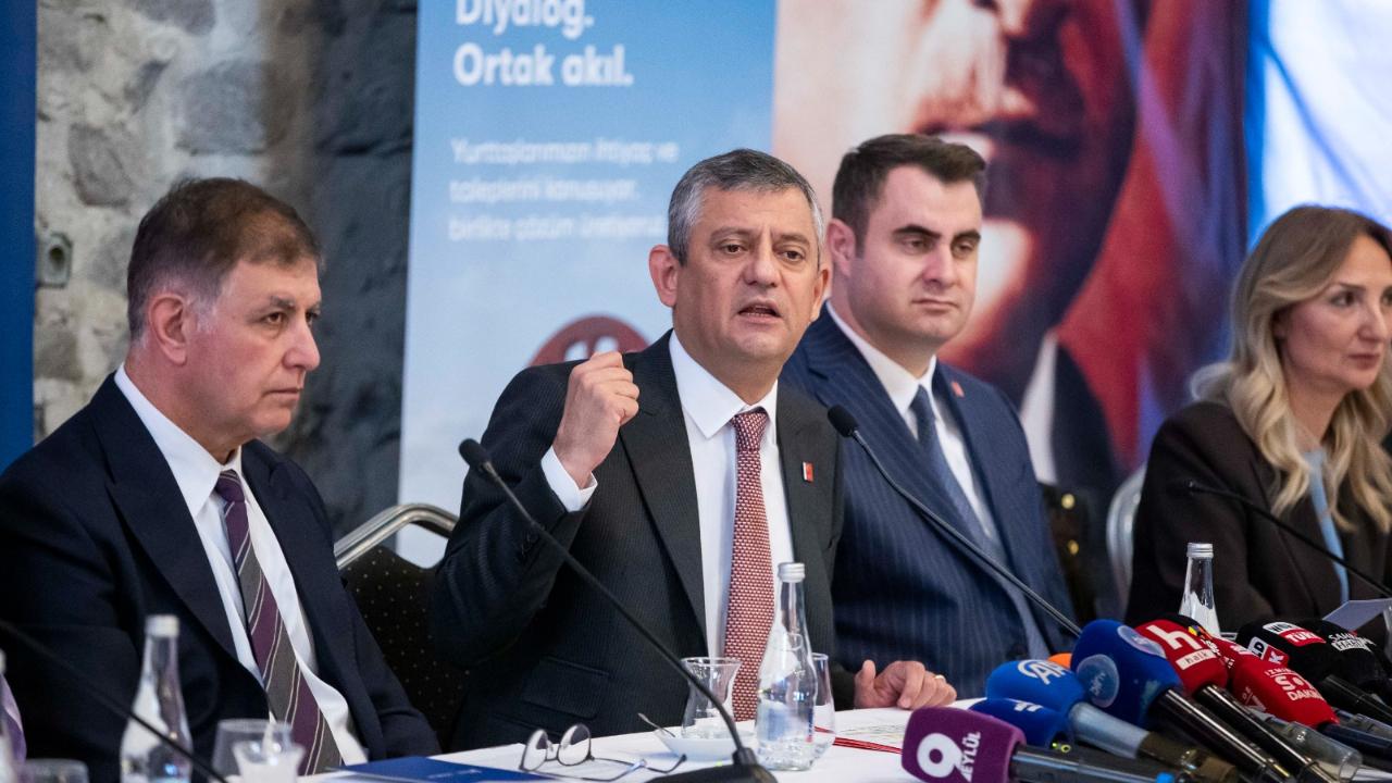 Özgür Özel İzmirli Romanlarla Buluştu: “Parlamentoda Temsiliyetiniz Şart”