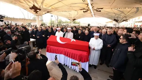 İlber Ortaylı’ya Son Veda: Fatih Camii Haziresi’ne Defnedildi