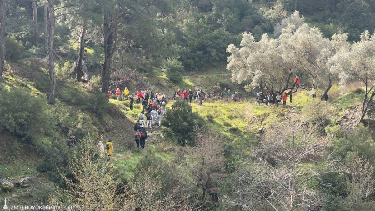 İzmir Büyükşehir Belediyesi’nin Gençlik Çalışmaları Şube Müdürlüğü koordinasyonunda düzenlenen Efes Mimas Yolu Bahar Yürüyüşü
