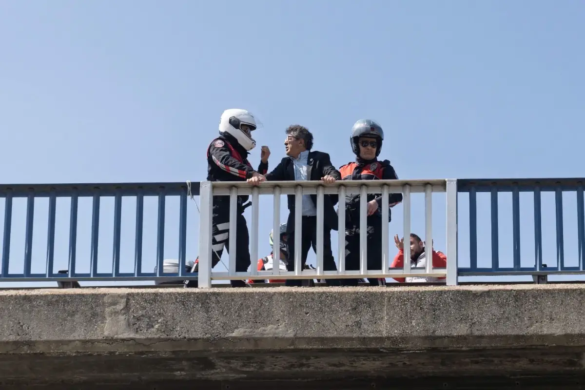 Meslek Fabrikası önünde tansiyon yükseldi: Pankart girişimine müdahale, CHP’li yönetici hastaneye kaldırıldı