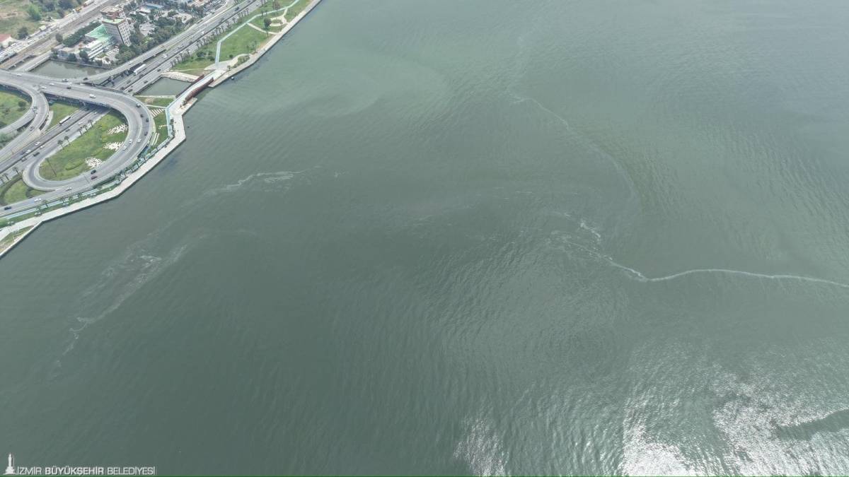 İzmir Körfezi’nde 5 ayda 10’uncu kirlilik tespiti: Bayraklı açıklarında atıklar görüntülendi