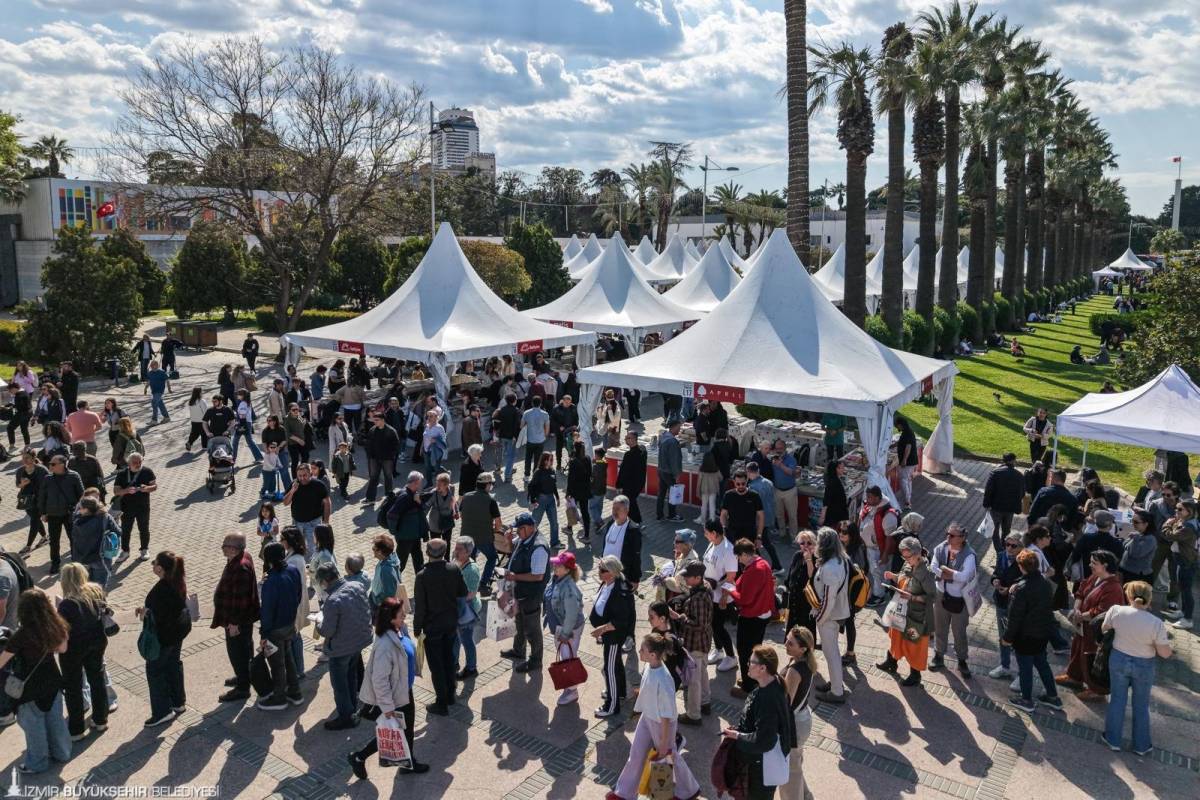 İzmir’de düzenlenen İZKİTAP - 7. İzmir Kitap Fuarı, hafta sonunda da yoğun ilgiyle devam etti.