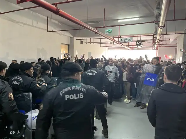 Bursa’da başkan vekili seçimi öncesi gerginlik: Belediye binasında arbede yaşandı