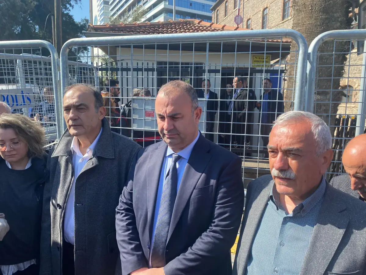 İzmir’de Meslek Fabrikası önünde siyasi gerilim: CHP’li isimlerden sert tepki