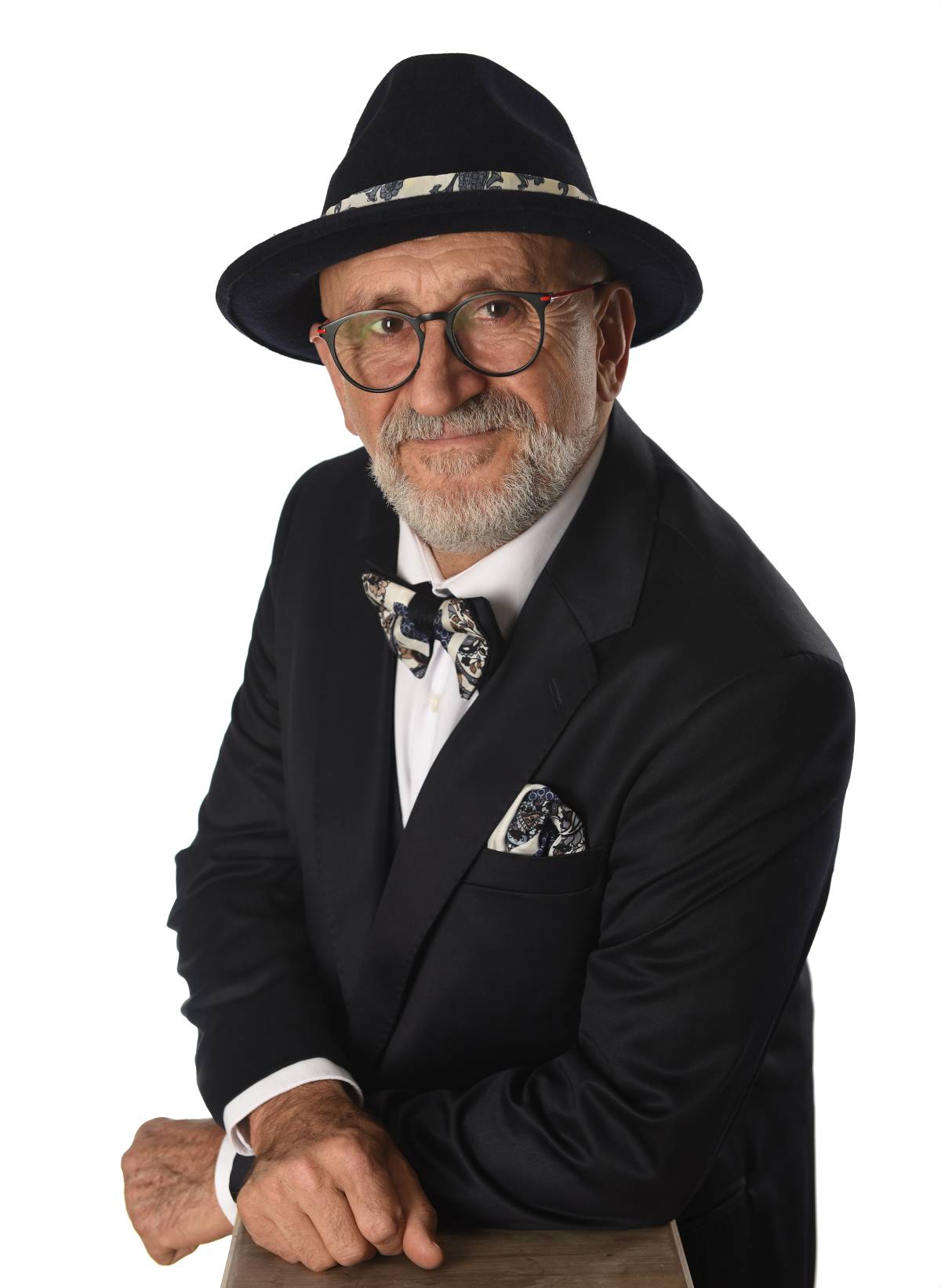 İzmir’de Sanatın Kalbi Attı: Usta Sanatçılara Ödül Yağdı