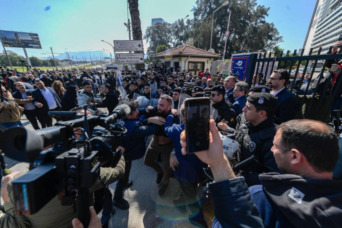 İzmir’de Meslek Fabrikası önünde gerilim: Biber gazlı müdahale ve trafik felci