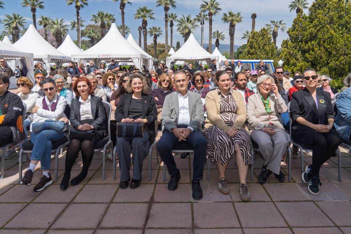 İzmir Kitap Fuarı’nda Ortaylı'nın ailesi okurlarla bir araya geld